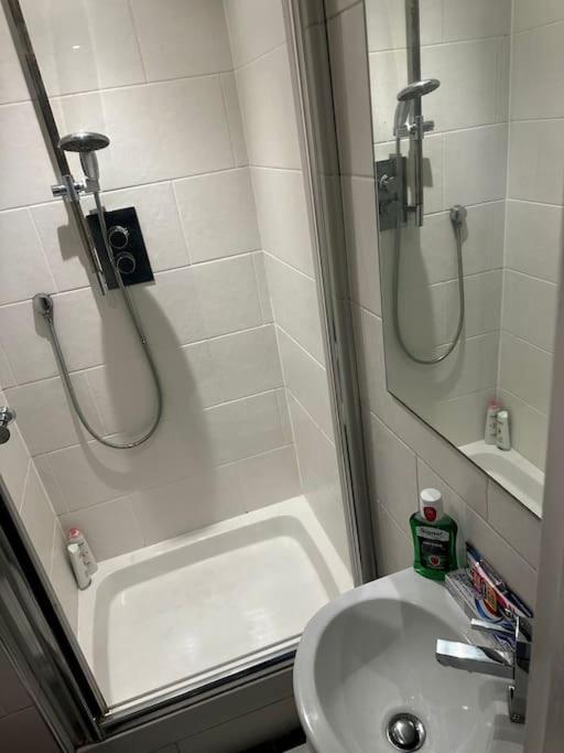 ロンドンAmazing 2Bed2Bath Edgewareアパートメント エクステリア 写真