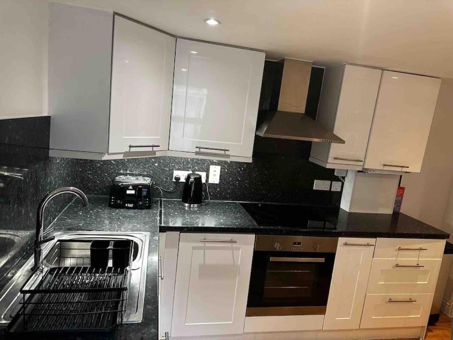 ロンドンAmazing 2Bed2Bath Edgewareアパートメント エクステリア 写真
